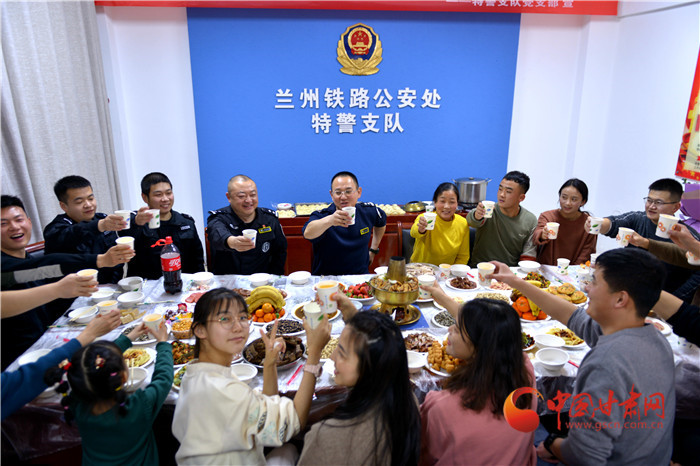 【新春走基层】妈妈来警营过大年 春节值守更温暖