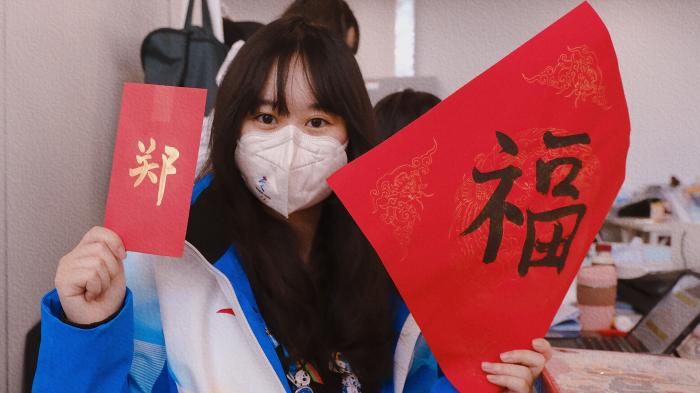 郑昊然为外国友人准备的红包和福字 点击进入下一页