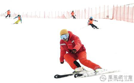 甘肃滑雪爱好者享受冰雪运动的乐趣与激情 丁凯 摄