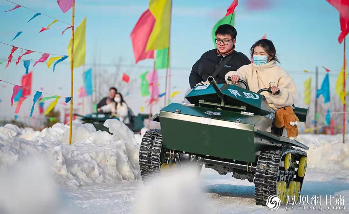 游客乐享冰雪迎冬奥，陇原冬天“热”起来。杨艺锴 摄