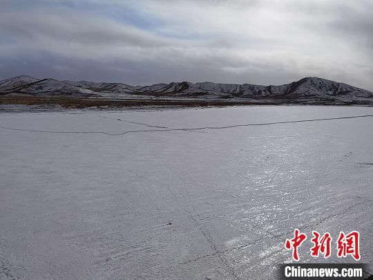 截至2月8日，观测玛曲黄河仍是完全封冻状态。　冯璐 摄