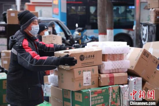 春节期间,兰州顺丰速运维持正常收递服务,春节不打烊。 强江波 摄 春节期间,兰州顺丰速运维持正常收递服务,春节不打烊。 强江波 摄