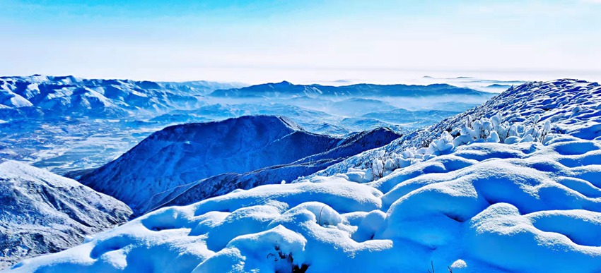 六盘山：春雪与云海交织美如画 程小龙摄