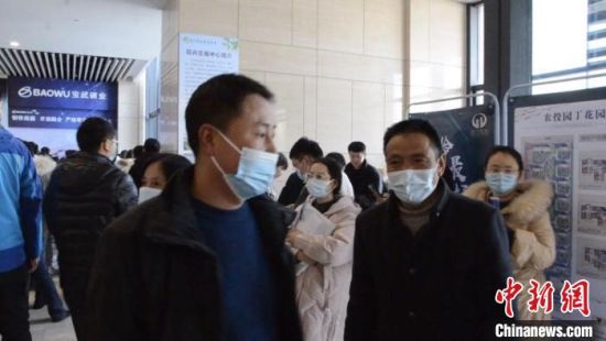 图为鲁小军在招聘会现场浏览、挑选心仪企业及工作岗位。 李亚龙 摄 图为鲁小军在招聘会现场浏览、挑选心仪企业及工作岗位。 李亚龙 摄