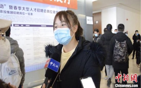 图为去年刚从高校毕业的舟曲县移民刘玉霞,相比其他大城市,她更青睐于在兰州新区“家门口”就职。 李亚龙 摄 图为去年刚从高校毕业的舟曲县移民刘玉霞,相比其他大城市,她更青睐于在兰州新区“家门口”就职。 李亚龙 摄