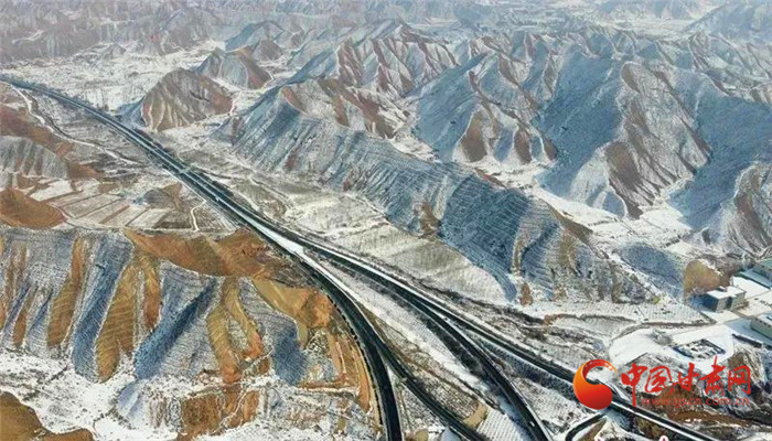 甘肅：沿著高速看雪景 山川壯麗家園美
