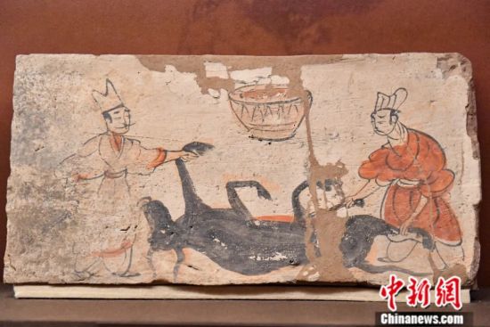 河西地区魏晋彩绘画像砖文物“宰牛画像砖”。河西画像砖真实反映了古代河西地区民众的生活百态和精神面貌。中新社记者 田雨昊 摄 河西地区魏晋彩绘画像砖文物“宰牛画像砖”。河西画像砖真实反映了古代河西地区民众的生活百态和精神面貌。中新社记者 田雨昊 摄