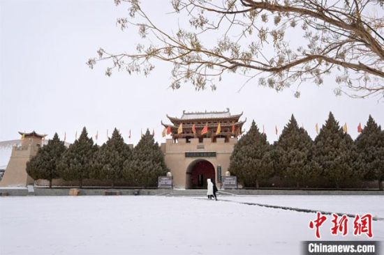 图为2月17日，游人在鸣沙山月牙泉景区内体验大漠雪景。　敦煌市文旅局供图