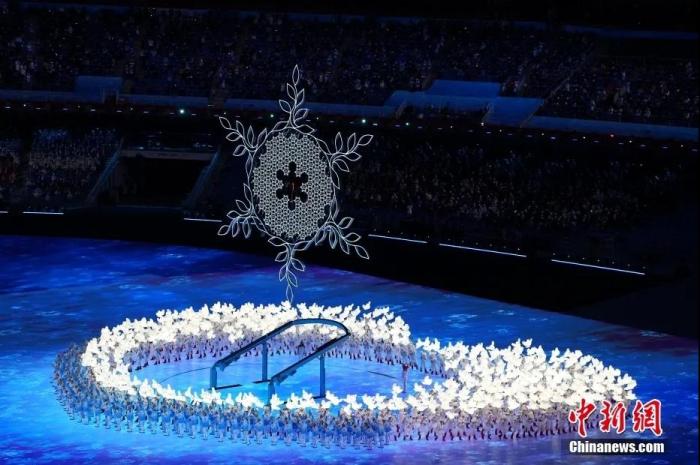 2月4日晚,第二十四届冬季奥林匹克运动会开幕式在北京国家体育场举行。图为主火炬。<a target='_blank' data-cke-saved-href='/' href='/'>中新社</a>记者 崔楠 摄 点击进入下一页