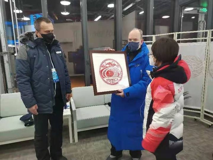摩纳哥亲王、萨马兰奇为他们点赞!冬奥颁奖广场上这些身影值得铭记 摩纳哥亲王、萨马兰奇为他们点赞!冬奥颁奖广场上这些身影值得铭记