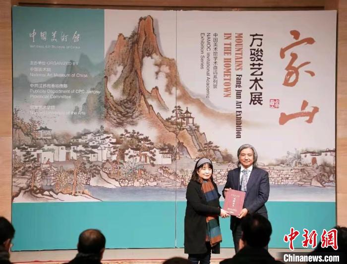 吴为山(右)向方骏先生的夫人汤慧丽女士(左)颁发捐赠证书。 史春阳 摄 吴为山(右)向方骏先生的夫人汤慧丽女士(左)颁发捐赠证书。 史春阳 摄