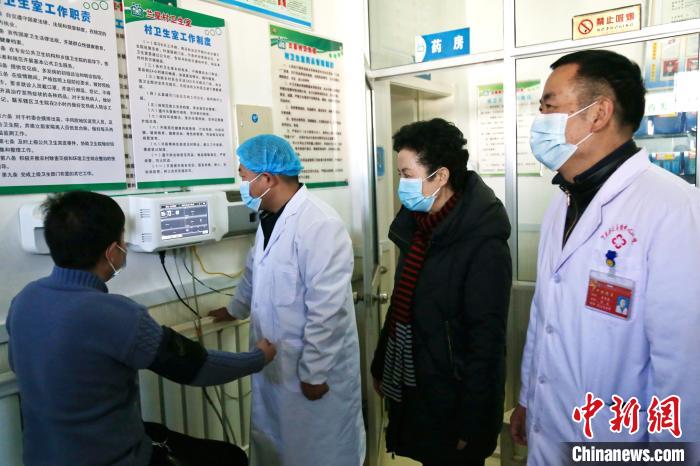 全国政协委员戴秀英(右二)在乡镇卫生院调研。 李佩珊 摄 全国政协委员戴秀英(右二)在乡镇卫生院调研。 李佩珊 摄