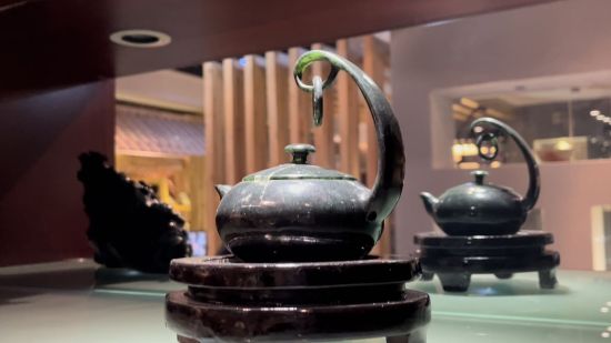图为酒泉夜光杯厂里陈列的夜光杯茶艺文化产品——精品悬环玉壶。王牧雨