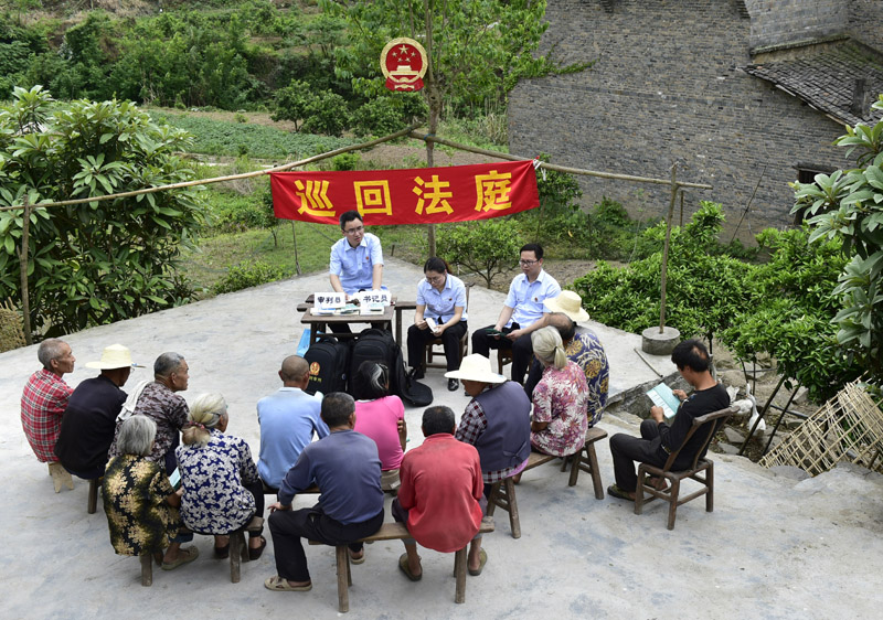 2018年4月12日,重庆市云阳县人民法院“水上巡回法庭”工作人员在庭审结束后向高阳镇团堡村村民进行普法宣传。