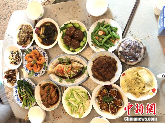 赵女士家中为除夕夜准备的年夜饭(受访者供图) 点击进入下一页