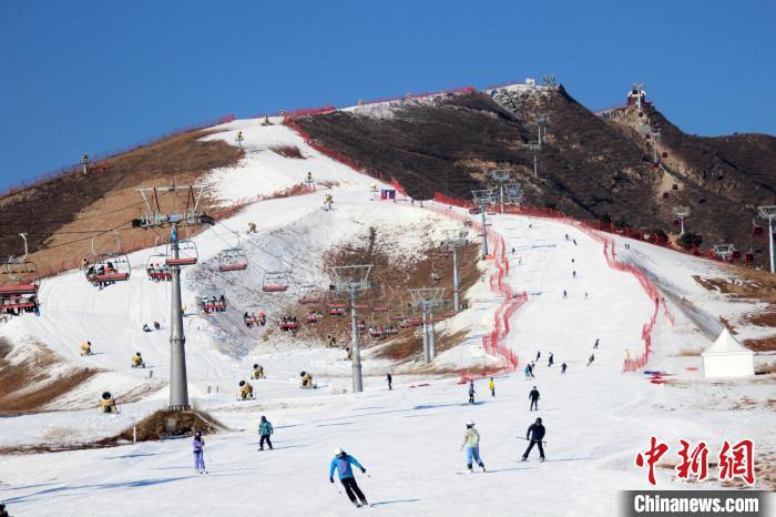资料图:滑雪爱好者在涞源七山滑雪场雪道上飞驰。 徐巧明 摄 点击进入下一页