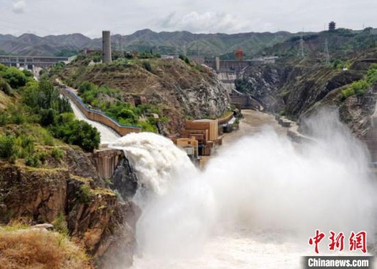2020年6月26日，刘家峡水库开闸泄洪现场。(资料图) 高展 摄