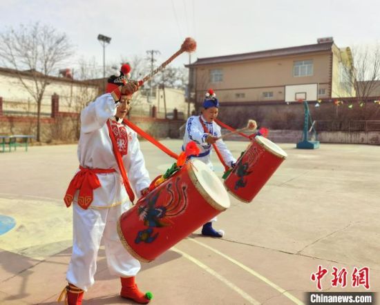 图为刘玉均(右一)身穿青花服与队员一起练习动作。 张婧 摄 图为刘玉均(右一)身穿青花服与队员一起练习动作。 张婧 摄