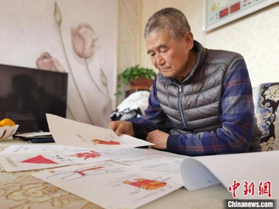 图为陆鹏飞向记者展示多年带队的手写笔记。 张婧 摄 图为陆鹏飞向记者展示多年带队的手写笔记。 张婧 摄
