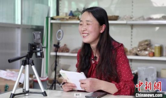 图为甘肃陇南市徽县梁倩娟,在其乡村直播间直播带货。(资料图) 徽县融媒体中心供图 图为甘肃陇南市徽县梁倩娟,在其乡村直播间直播带货。(资料图) 徽县融媒体中心供图