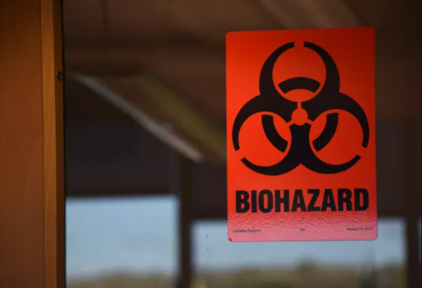 资料图片:美国一家位于格鲁吉亚的生物实验室门口的警示标志。(俄罗斯卫星通讯社)