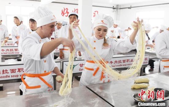 2018年4月，外国学员在甘肃兰州一家职业培训学校学习制作技艺。(资料图) 杨艳敏 摄