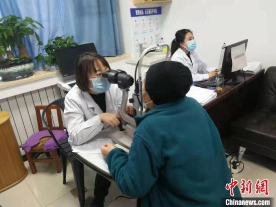 2021年12月,“侨爱心·进社区”眼健康项目在兰州启动。图为志愿者为市民做筛查。(资料图) 徐雪 摄 2021年12月,“侨爱心·进社区”眼健康项目在兰州启动。图为志愿者为市民做筛查。(资料图) 徐雪 摄