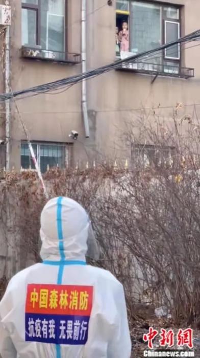 王悦琪和邻居为“大白”唱歌。吉林森林消防供图 点击进入下一页