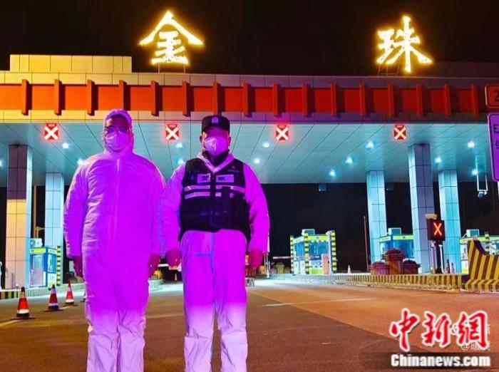 胡海航的父亲执勤中(右一)。吉林市委宣传部供图 点击进入下一页