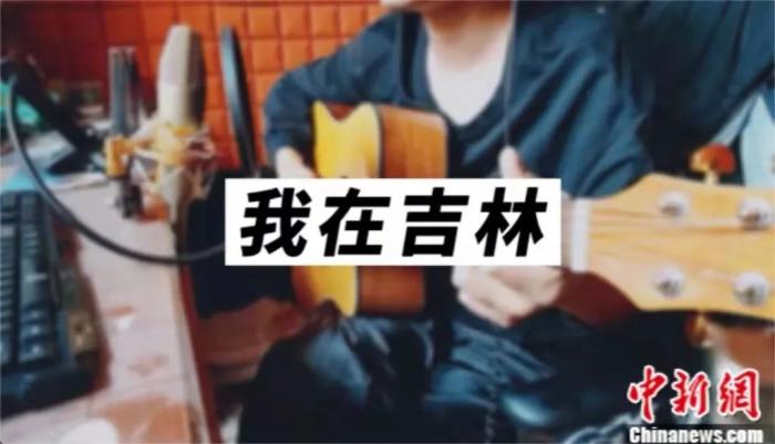 歌曲创作。 魏博供图 点击进入下一页