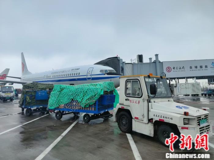 各地抗疫物资运抵长春。吉林机场集团供图 点击进入下一页