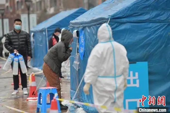 长春市民进行核酸检测。 张瑶 摄 点击进入下一页