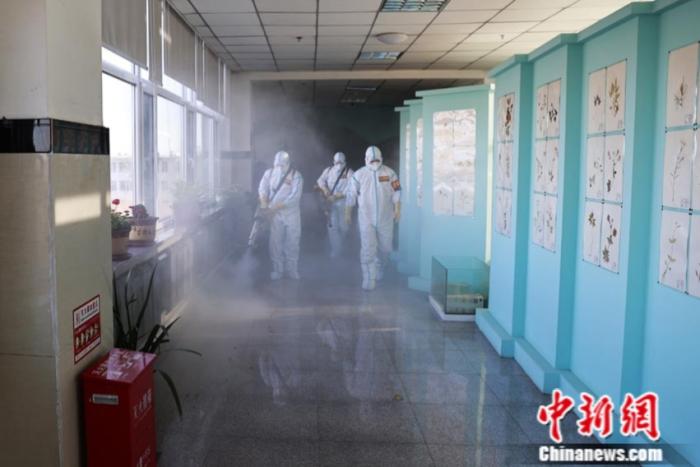 防疫人员进行环境消杀 。温锡山 供图 点击进入下一页