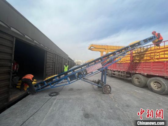图为铁路货运人员将农资进行有序中转。 张悦志 摄 图为铁路货运人员将农资进行有序中转。 张悦志 摄