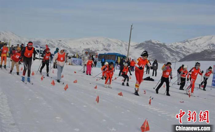 资料图:新疆青少年越野滑雪锦标赛在有着“中国雪都”之称的阿勒泰市拉开帷幕,百余名青少年选手参赛。 胡俊秀 摄 点击进入下一页