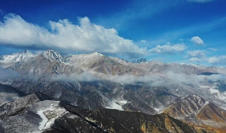 【“飞阅”中国】祁连山“浴”春雪 云雾缭绕若仙境