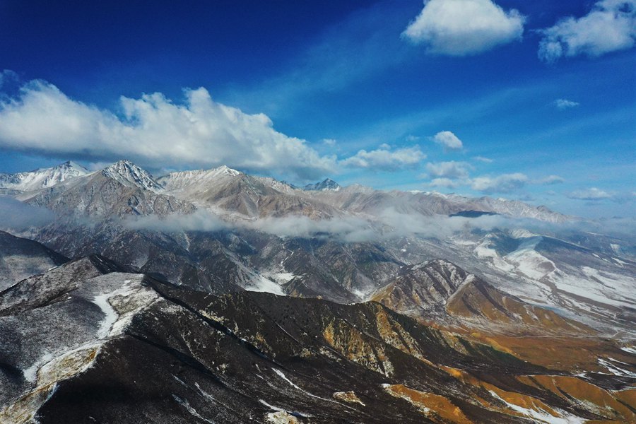 甘肃肃南：雪后初霁雾洒祁连山