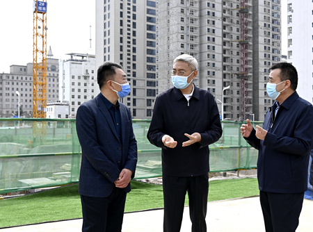 尹弘：咬紧牙关坚决打赢疫情防控阻击战