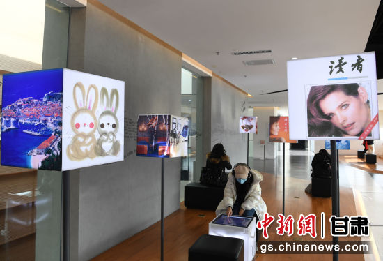 兰州市城市规划展览馆,《读者》休闲视听驿站吸引民众体验。(资料图)杨艳敏 摄 兰州市城市规划展览馆,《读者》休闲视听驿站吸引民众体验。(资料图)杨艳敏 摄