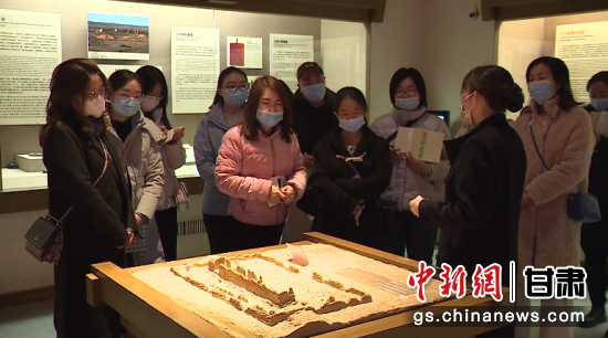 图为在敦煌市博物馆开展外语翻译人才培训。 图为在敦煌市博物馆开展外语翻译人才培训。