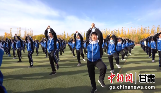 图为敦煌中学编排《舞美敦煌》课间操。(资料图) 图为敦煌中学编排《舞美敦煌》课间操。(资料图)