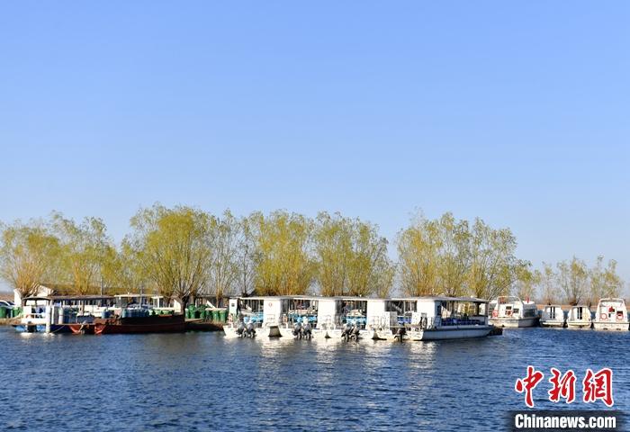 图为3月31日的白洋淀码头。 <a target='_blank' data-cke-saved-href='/' href='/'>中新社</a>记者 崔涛 摄 点击进入下一页
