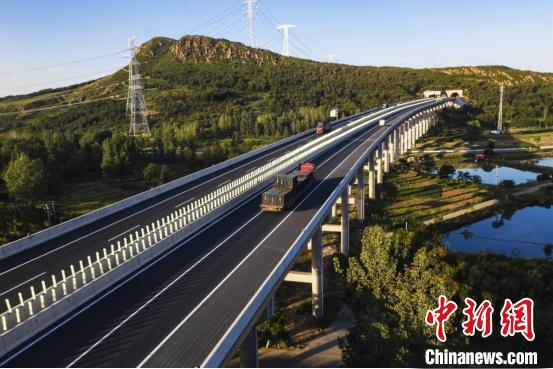 车辆在高速公路上通行(资料图)。 河南省交通运输厅供图 车辆在高速公路上通行(资料图)。 河南省交通运输厅供图