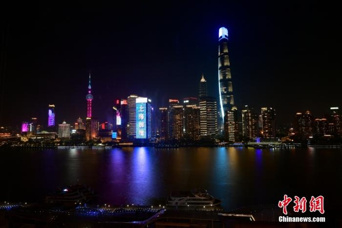 4月10日晚,上海外滩的大屏上显示出“上海加油”的标语。 <a target='_blank' data-cke-saved-href='/' href='/'>中新社</a>记者 田雨昊 摄 4月10日晚,上海外滩的大屏上显示出“上海加油”的标语。 <a target='_blank' data-cke-saved-href='/' href='/'>中新社</a>记者 田雨昊 摄