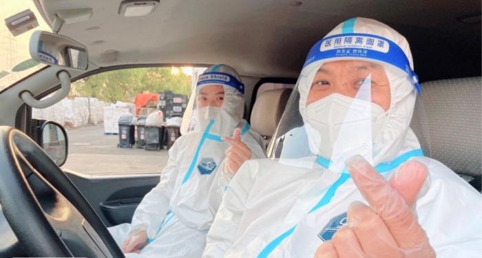 唐峰和妻子一起为封控社区运送物资。 受访者供图 唐峰和妻子一起为封控社区运送物资。 受访者供图