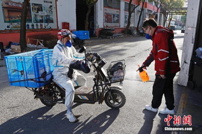 资料图:京东物流上海虹口营业部,快递人员正在对回来的电动自行车进行消毒作业。 <a target='_blank' data-cke-saved-href='/' href='/'>中新社</a>记者 殷立勤 摄 资料图:京东物流上海虹口营业部,快递人员正在对回来的电动自行车进行消毒作业。 <a target='_blank' data-cke-saved-href='/' href='/'>中新社</a>记者 殷立勤 摄