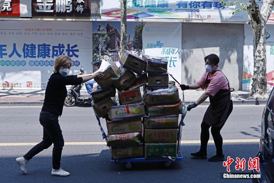 4月12日,上海愚园路元华超市,工作人员将准备好的蔬菜运至周边小区。 <a target='_blank' data-cke-saved-href='/' href='/'>中新社</a>记者 殷立勤 摄 点击进入下一页