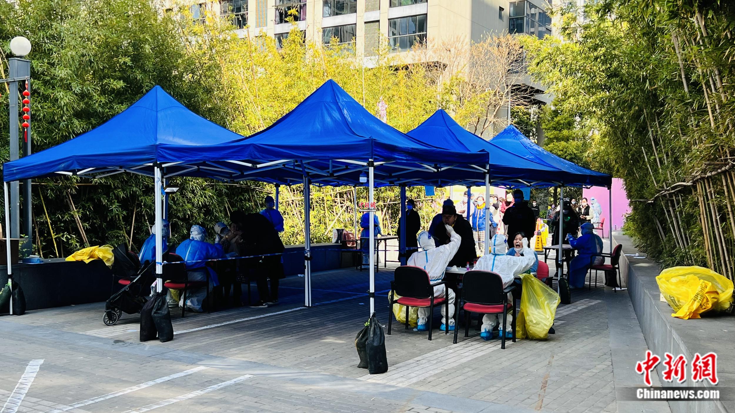 上海居民进行核酸筛查。受访者供图 点击进入下一页