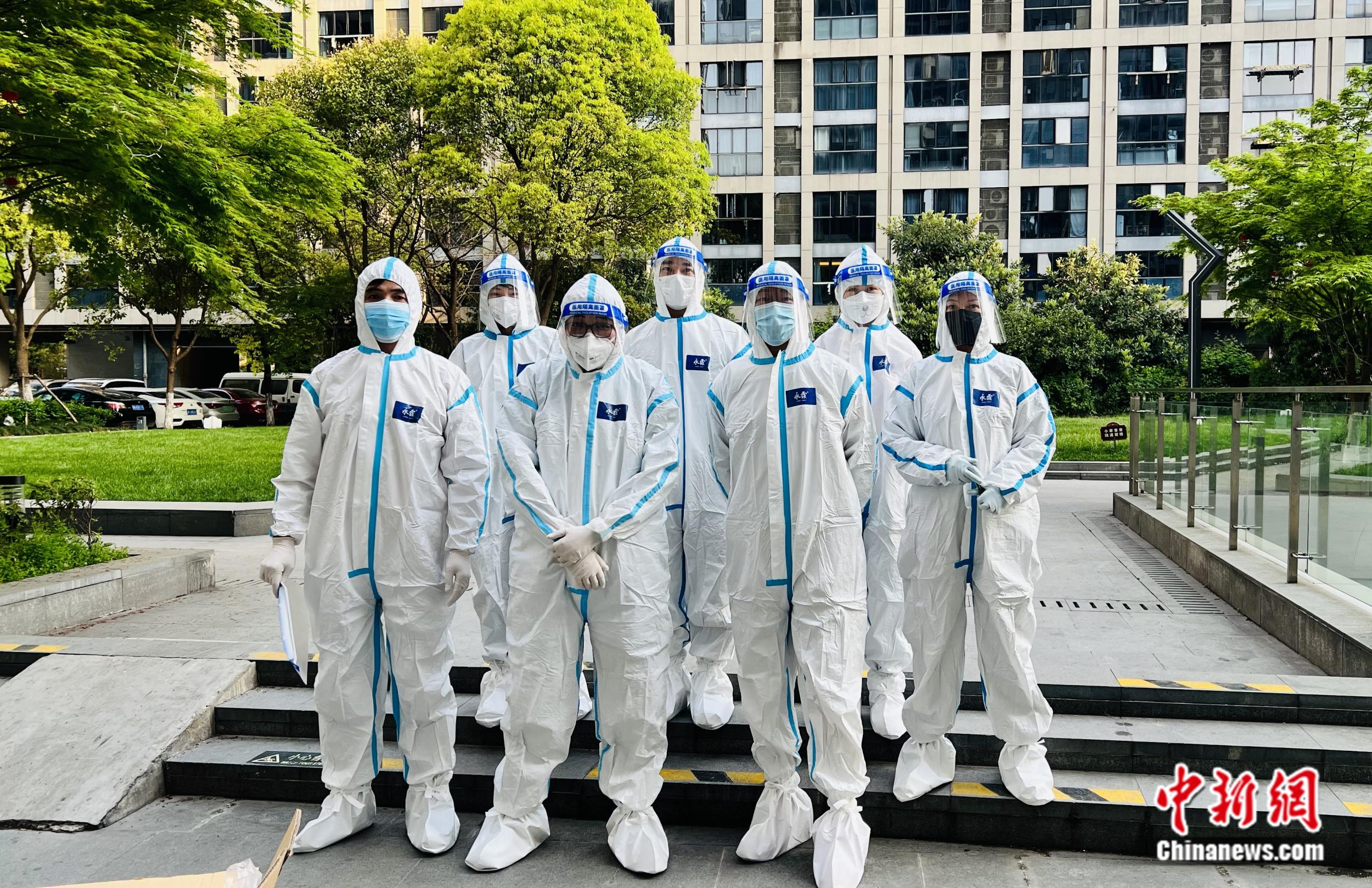 志愿者们合影。受访者供图 点击进入下一页
