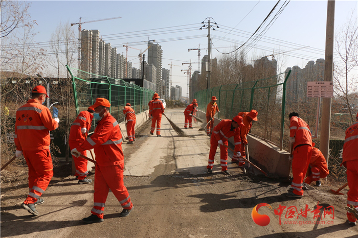 出游赏花去临夏 公路人美化道路迎游客